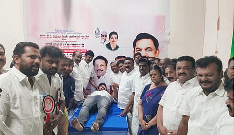 திண்டுக்கல்லில் ரத்ததான முகாமை துவக்கிவைத்த முன்னாள் அமைச்சர்கள் திண்டுக்கல் சி.சீனிவாசன், நத்தம் ஆர்.விசுவநாதன்.