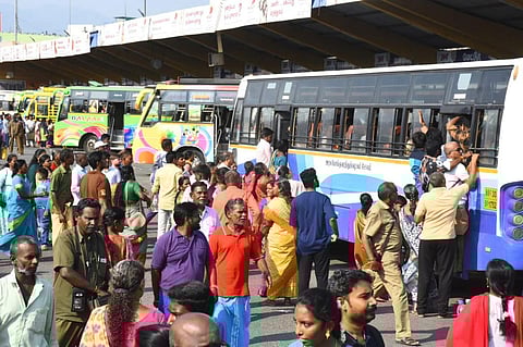 திருவண்ணாமலை கிரிவலம் செல்வதற்காக, சேலம் பேருந்து நிலையத்துக்கு திரண்டு வந்த பக்தர்கள். கூட்டம் அலைமோதியதால் பரப்பு