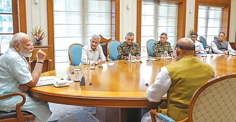 பிரதமர் மோடி நேற்று நடத்திய ஆலோசனை கூட்டத்தில் பாதுகாப்பு துறை அமைச்சர் ராஜ்நாத் சிங், வெளியுறவு துறை அமைச்சர் ஜெய்சங்கர், வெளியுறவு துறை செயலர் விக்ரம் மிஸ்ரி, முப்படை தலைமை தளபதி அனில் சவுகான், ராணுவ தளபதி உபேந்திர திவேதி உள்ளிட்டோர் பங்கேற்றனர். படம்: பிடிஐ