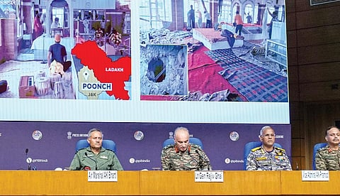 ‘ஆபரேஷன் சிந்தூர்’ குறித்து டெல்லியில் செய்தியாளர்களிடம் பேசிய ராணுவ டிஜிஎம்ஓ ராஜீவ் கய் உள்ளிட்ட அதிகாரிகள், பாகிஸ்தான் தாக்குதலில் காஷ்மீரின் பூஞ்ச் பகுதி குருத்வாரா சேதமடைந்த புகைப்படத்தை வெளியிட்டனர். படம்: பிடிஐ