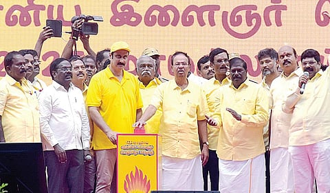 மாமல்லபுரம் அருகே திருவிடந்தையில் நேற்று நடந்த சித்திரை முழுநிலவு வன்னிய இளைஞர் பெருவிழா மாநாட்டில் பங்கேற்ற பாமக நிறுவனர் ராமதாஸ், தலைவர் அன்புமணி, கவுரவ தலைவர் ஜி.கே.மணி, முன்னாள் மத்திய அமைச்சர் ஏ.கே.மூர்த்தி, செய்தித் தொடர்பாளர் க.பாலு, வன்னியர் சங்கத் தலைவர் பு.தா.அருள்மொழி உள்ளிட்டோர்.