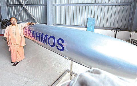 உத்தர பிரதேச மாநிலம் லக்னோவில் நேற்று தொடங்கி வைக்கப்பட்ட பிரம்மோஸ் ஏரோஸ்பேஸ் ஒருங்கிணைப்பு மற்றும் சோதனை மையத்தில் உள்ள பிரம்மோஸ் ஏவுகணையை முதல்வர் யோகி ஆதித்யநாத் பார்வையிட்டார்.