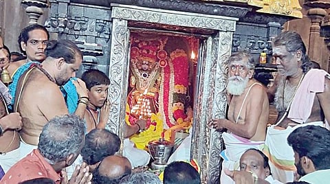 குரு பெயர்ச்சியையொட்டி ஆலங்குடி ஆபத்சகாயேஸ்வரர் கோயிலில் உள்ள குருபகவானுக்கு நேற்று நடைபெற்ற தீபாராதனை.