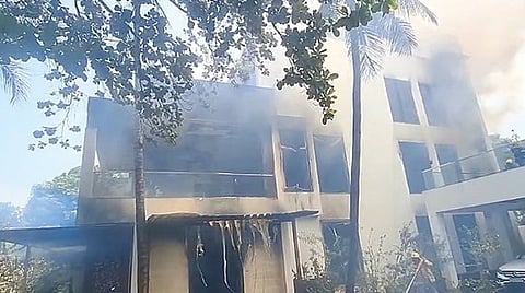 வளசரவாக்கத்தில் சொகுசு பங்களா தீப்பிடித்து கொழுந்து விட்டு எரிந்த நிலையில், தீயணைப்பு வீரர்கள் தீயை அணைக்கும் முயற்சியில் ஈடுபட்டனர்.