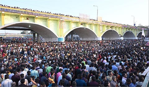 மதுரையில் கள்ளழகர் ஆற்றில் இறங்கும் நிகழ்வினைக் காண வைகை ஆற்றில் குவிந்திருந்த பக்தர்கள் | படம்: ஜி.மூர்த்தி