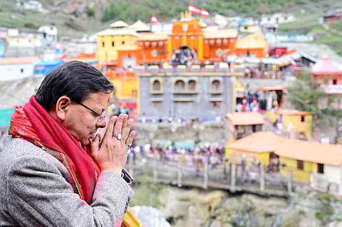 பத்ரிநாத் கோயில் பக்தர்களுக்காக மீண்டும் திறக்கப்பட்டதைத் தொடர்ந்து அங்கு வழிபாடு மேற்கொண்ட உத்தராகண்ட் முதல்வர் புஷ்கர் சிங் தாமி