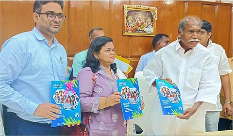 புதுச்சேரி சட்டப்பேரவையில் நீட் அல்லாத இளநிலை படிப்புகளுக்கான தகவல் சிற்றேடை அம்மாநில முதல்வர் ரங்கசாமி வெளியிட்டார்.