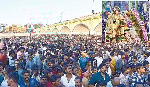 மதுரை வைகை ஆற்றில் நேற்று காலை இறங்கிய கள்ளழகரை தரிசிப்பதற்காக காத்திருந்த பக்தர்கள் கூட்டம். (அடுத்த படம்) பச்சைப் பட்டு உடுத்தி தங்கக் குதிரை வாகனத்தில் எழுந்தருளிய கள்ளழகர். படங்கள்: நா.தங்கரத்தினம்