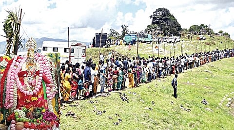 கண்ணகி கோயிலில் வழிபாடு நடத்த நீண்ட வரிசையில் காத்திருந்த பக்தர்கள். (உள்படம்) சிறப்பு அலங்காரத்தில் மங்கலதேவி.