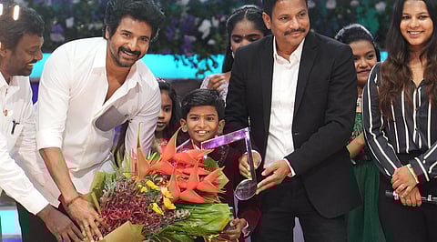 ‘சரிகமப லிட்டில் சாம்ப்ஸ்’ சீசன் 4 டைட்டிலை வென்றார் திவினேஷ்