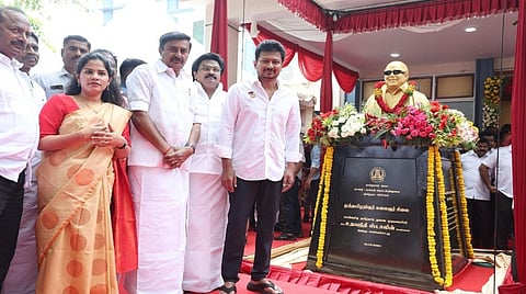 ‘தமிழரசு’ இதழ் வளாகத்தில் கருணாநிதி சிலை: துணை முதல்வர் திறந்து வைத்தார்