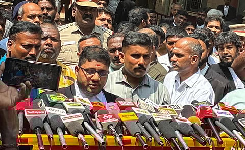 கோவை நீதிமன்ற வளாகத்தில் செய்தி யாருக்கு பேட்டி அளித்த சிபிஐ அரசு தரப்பு வழக்கறிஞர் சுரேந்திரமோகன். படம் ஜெ. மனோகரன்.