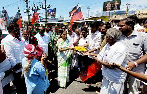 பொள்ளாச்சி பாலியல் வன்கொடுமை வழக்குத் தீர்ப்பை பட்டாசு வெடித்தும் இனிப்பு வழங்கியும் வரவேற்ற திமுகவினர் | படம் எஸ். கோபு