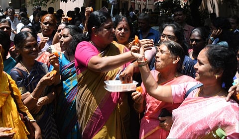 பொள்ளாச்சி பாலியல் வன்கொடு வழக்கு தீர்ப்பை வரவேற்று கோவை நீதிமன்ற வளாகத்தில் இனிப்பு வழங்கிய மாதர் சங்கத்தினர் | படங்கள்: ஜெ.மனோகரன்