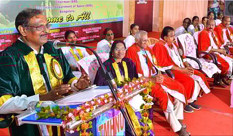 தேனி நாடார் சரஸ்வதி கல்வியியல் கல்லூரியில் நடந்த பட்டமளிப்பு விழாவில் இஸ்ரோ தலைவர் வி.நாராயணன் பேசினார்.