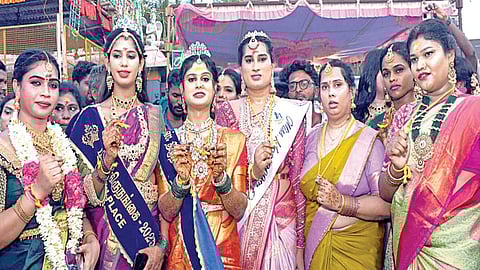 கூவாகம் கூத்தாண்டவர் கோயிலில் தாலி கட்டிக்கொண்டு ஆடிப்பாடிய திருநங்கைகள்