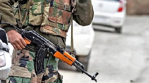 காஷ்மீரில் நடந்த துப்பாக்கி சண்டையில் 3 லஷ்கர் தீவிரவாதிகள் உயிரிழப்பு