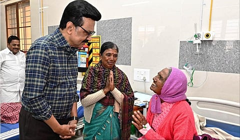 நீலகிரி அரசு மருத்துவக் கல்லூரி மருத்துவமனையில் ஆய்வு செய்த தமிழக முதல்வர் மு.க.ஸ்டாலின் அங்கு அளிக்கப்படும் சிகிச்சைகள் குறித்து நோயாளிகளிடம் கேட்டறிந்தார்.