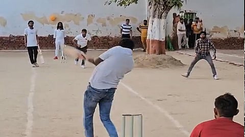 ஜெபிஎல் லீக் கிரிக்கெட் விளையாடும் சிறைவாசிகள்.