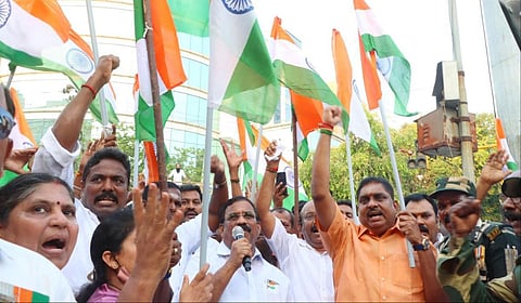 புதுச்சேரியில் தேசியக்கொடி ஏந்தி பாஜக சார்பில் நடந்த பேரணியில் உள்துறை அமைச்சர் நமச்சிவாயம் உள்ளிட்டோர் பங்கேற்றனர்