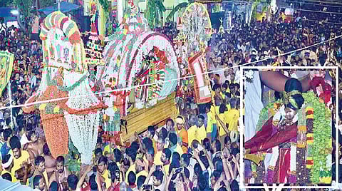 கள்ளழகர் கோயில் சித்திரைத் திருவிழாவின் 8-ம் நாளான நேற்று அதிகாலை மதுரை தல்லாகுளத்தில் உள்ள ராமநாதபுரம் மன்னர் சேதுபதி மண்டபம் அருகே பூப்பல்லக்கில் எழுந்தருளிய கள்ளழகரை தரிசித்த திரளான பக்தர்கள். (உள்படம்) சிறப்பு அலங்காரத்தில் கள்ளழகர். | படங்கள்: என்.தங்கரத்தினம் |