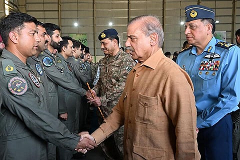 ராணுவ வீரர்களுடன் பாகிஸ்தான் பிரதமர் ஷெபாஸ் ஷெரீப்