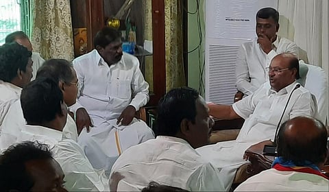 தைலாபுரத்தில் நடைபெற்ற பாமக மாவட்டச் செயலாளர்கள் கூட்டத்தில் அக்கட்சியின் நிறுவனர் ராமதாஸ் பேசினார்