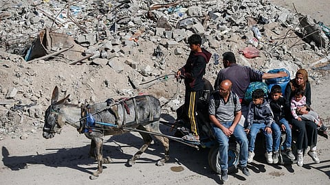 இஸ்ரேலின் தாக்குதலில் இருந்து தப்பிக்க இடம்பெயரும் காசா மக்கள்