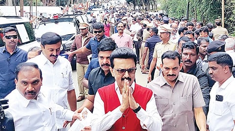 ஊட்டியிலிருந்து சென்னை திரும்பும்போது ‘தமிழகம் விருந்தினர் மாளிகை'
சாலையில் கூடியிருந்த பொதுமக்கள் மற்றும் கட்சியினரை சந்தித்த முதல்வர் மு.க.ஸ்டாலின். | படம்: ஆர்.டி.சிவசங்கர் |