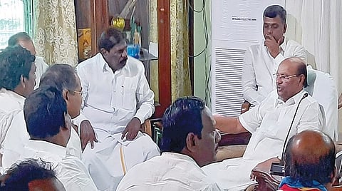 திண்டிவனம் அடுத்த தைலாபுரத்தில் நேற்று நடைபெற்ற பாமக நிர்வாகிகள் கூட்டத்தில் பேசிய கட்சி நிறுவனர் ராமதாஸ். | படம்: இரா.தினேஷ்குமார் |