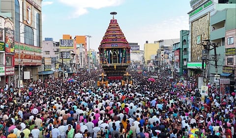 காஞ்சிபுரம் வரதராஜ பெருமாள் கோயில் பிரம்மோற்சவ தோரோட்டத்தில் திரளான பக்தர்கள் கலந்துகொண்டு சாமி தரிசனம் செய்தனர்.