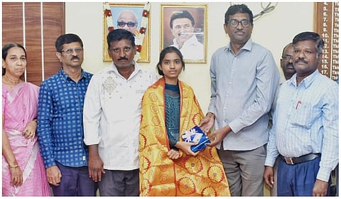 500-க்கு 499 மதிப்பெண் பெற்று அரசு பேருந்து நடத்துநரின் மகள் சிறப்பிடம்!