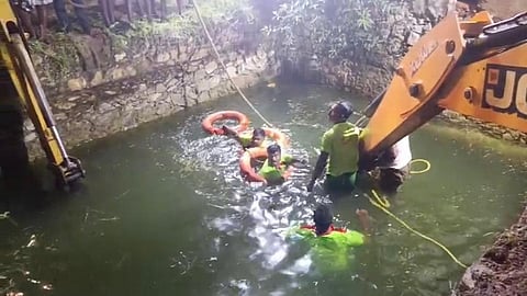 சாத்தான்குளம் அருகே கிணற்றுக்குள் கார் பாய்ந்ததில், அதிலிருந்த ஒன்றரை வயது குழந்தை உட்பட 5 பேர் தண்ணீர் மூழ்கினர். அவர்களை தீயணைப்புத்துறையினர் தேடி வருகின்றனர்.