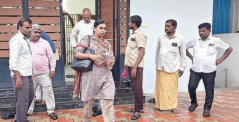 ஆரணியில் சேவூர் ராமச்சந்திரனின் மகன் சந்தோஷ் குமார் வீட்டில் சோதனை நடத்திய லஞ்ச ஒழிப்பு போலீஸார்.