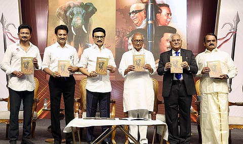 பள்ளிக் கல்வித்துறை அமைச்சர் அன்பில் மகேஸ் எழுதிய “தேசிய கல்விக்கொள்கை-2020 எனும் மதயானை” நூலை அண்ணா நூற்றாண்டு நூலக வளாகத்தில் நேற்று நடைபெற்ற நிகழ்ச்சியில் முதல்வர் மு.க.ஸ்டாலின் வெளியிட்டார். உடன், துணை முதல்வர் உதயநிதி, இஸ்ரோ முன்னாள் விஞ்ஞானி மயில்சாமி அண்ணாதுரை, மத்திய பிரதேச முன்னாள் முதல்வர் திக் விஜய்சிங், உச்ச நீதிமன்ற முன்னாள் நீதிபதி வெ.கோபால கவுடா.