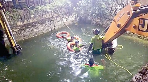 தூத்துக்குடி மாவட்டம் சாத்தான்குளம் அருகே கார் பாய்ந்து விபத்துக்குள்ளான கிணற்றில் மூழ்கிய ஒன்றரை வயது குழந்தை உட்பட 5 பேரை பொக்லைன் இயந்திர உதவியுடன் தேடும் பணியில் ஈடுபட்ட தீயணைப்பு வீரர்கள்.