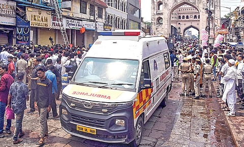 தெலங்கானா தலைநகர் ஹைதராபாத்தில் உள்ள வணிக வளாகத்தில் நேற்று தீ விபத்து ஏற்பட்டது. இந்த விபத்தில் காயமடைந்தவர்கள் ஆம்புலன்ஸ் மூலம் மருத்துவமனையில் சேர்க்கப்பட்டனர். படம்: பிடிஐ