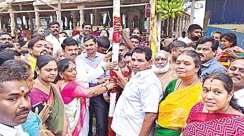 திருச்செந்தூர் சுப்பிரமணிய சுவாமி கோயில் கும்பாபிஷேகத்தை முன்னிட்டு நேற்று நடைபெற்ற யாகசாலை பூமி பூஜை மற்றும் பந்தல்கால் நடும் விழாவில் பங்கேற்ற அமைச்சர் அனிதா ஆர்.ராதாகிருஷ்ணன், தூத்துக்குடி மாவட்ட ஆட்சியர் க.இளம்பகவத் உள்ளிட்டோர்.