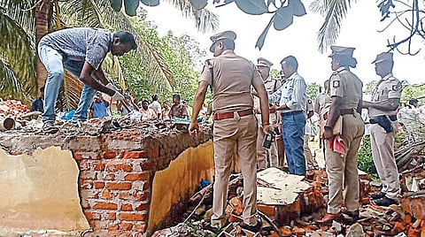 திருவோணம் அருகே நெய்வேலி தென்பாதி கிராமத்தில் நேற்று வெடிவிபத்து நேரிட்ட பட்டாசு ஆலையில் ஆய்வு செய்த எஸ்.பி. ராஜாராம்.
