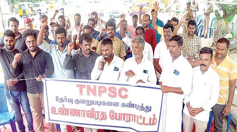 டிஎன்பிஎஸ்சி குரூப்-2ஏ மெயின் தேர்வில், தமிழ் வழியில் தேர்வெழுதியவர்கள் பாதிக்கப்பட்டதாக கூறியும், குரூப்-1 தேர்வுக்கான வயது வரம்பை 49-ஆக அதிகரிக்க கோரியும், சென்னை எழும்பூர் ராஜரத்தினம் மைதானம் அருகே நேற்று உண்ணாவிரதப் போராட்டம் நடைபெற்றது. | படம்: எஸ்.சத்தியசீலன் |