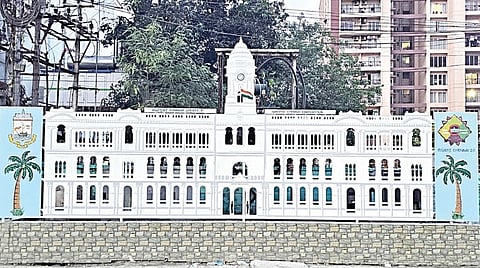 மின்மாற்றியை சுற்றி அமைக்கப்படும் பாதுகாப்பு மறைப்பை, பாரம்பரிய கட்டிடமான ரிப்பன் மாளிகை வடிவில் சென்னை மாநகராட்சி அமைத்துள்ளது.