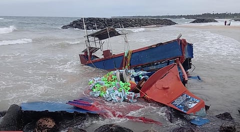 இலங்கையில் கரை ஒதுங்கிய படகு