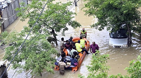 கனமழையால் பெங்களூரு சாலைகளில் வெள்ளம்: பாதிக்கப்பட்ட மக்கள் படகுகள் மூலம் மீட்பு