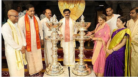 ஏழுமலையானுக்கு 100 கிலோ வெள்ளி குத்துவிளக்கு காணிக்கை: மைசூரு அரச குடும்பத்தினர் வழங்கினர்