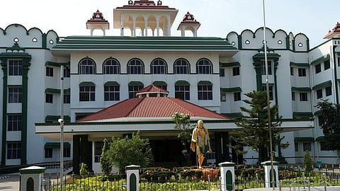 அரசுப் பள்ளி ஆசிரியர் பணி வாங்கித் தருவதாக 18 மாவட்டங்களில் மோசடி: ஐகோர்ட் முக்கிய உத்தரவு