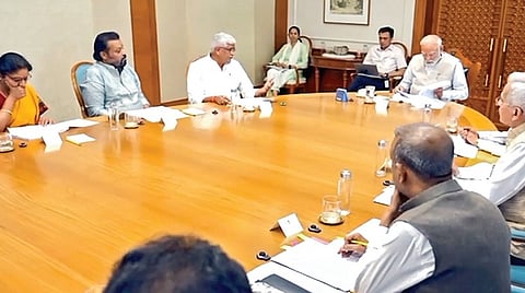 சுற்றுலாத்துறை மேம்பாடு குறித்த ஆய்வுக் கூட்டம் பிரதமர் மோடி தலைமையில் டெல்லியில் நேற்று நடைபெற்றது.
இதில் சுற்றுலாத்துறை அமைச்சர் கஜேந்திர சிங் ஷெகாவத் மற்றும் அதிகாரிகள் கலந்துகொண்டனர். படம்:பிடிஐ