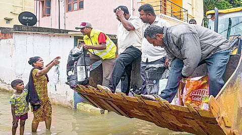 கனமழையால் வெள்ளத்தில் மூழ்கி உள்ள பெங்களூருவின் சாய் லேஅவுட் பகுதி மக்களுக்கு அத்தியாவசிய பொருட்களை மீட்புப் படை வீரர்கள் நேற்று விநியோகம் செய்தனர்.படம்: பிடிஐ