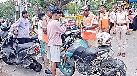 ஆயுதங்களுடன் ஊடுருவினாலோ, கொள்ளையில் ஈடுபட்டு தப்பினாலோ குற்றவாளியை சுற்றி வளைத்து கைது செய்வது எப்படி என சென்னையில் போலீஸார், முதன் முறையாக கொள்ளை தடுப்பு ஒத்திகையில் ஈடுபட்டனர்.