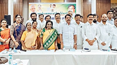 பாஜக சார்பில் ஊடக விவாதங்களில் பங்குபெறும் கட்சி நிர்வாகிகளுக்கான ஆலோசனைக் கூட்டம் சென்னை எழும்பூரில் நேற்று நடந்தது. இதில் மாநில தலைவர் நயினார் நாகேந்திரன் பங்கேற்று பல்வேறு ஆலோசனைகளை வழங்கினார்.