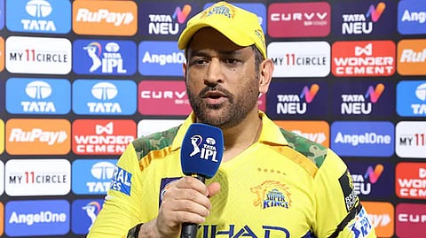 இளம் வீரர்கள் நெருக்கடியில் சிக்கக்கூடாது: சிஎஸ்கே கேப்டன் தோனி அறிவுரை